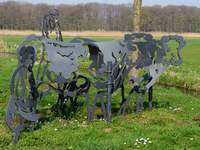 844007 Detail van het kunstwerk, bestaande uit metalen silhouetten, ontworpen door sier- en kunstsmederij Rein Tupker ...